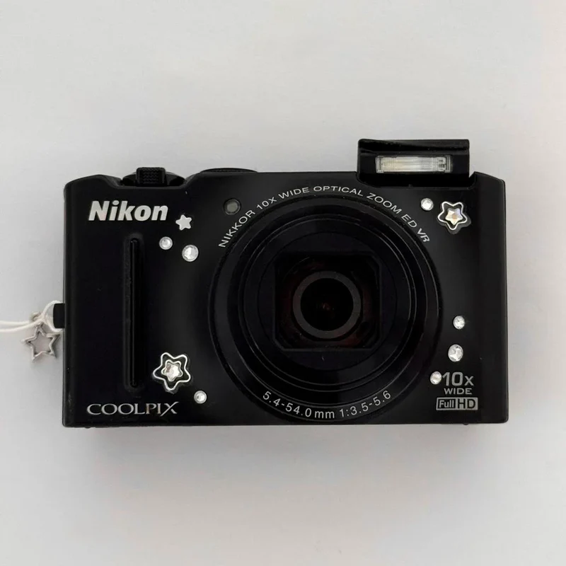 Pre-Owend Digital Nikon coolpix Camera Bundle rare